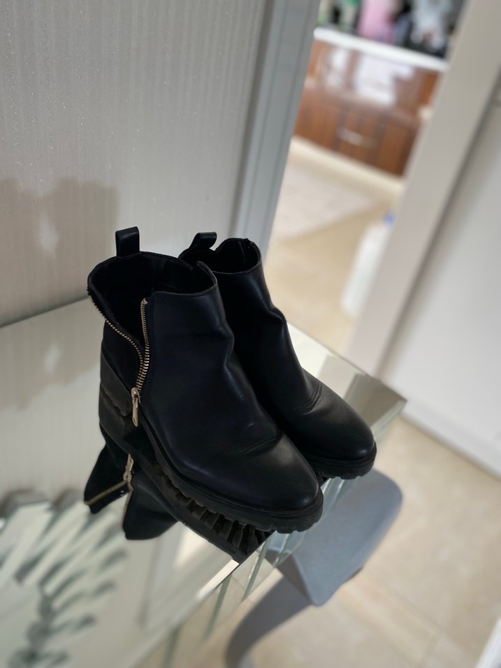 Siyah Deri Tokalı Kadın Bot - Görsel 2