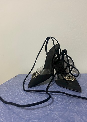 Bambi Siyah İşlemeli Stiletto Topuklu Kadın Ayakkabı