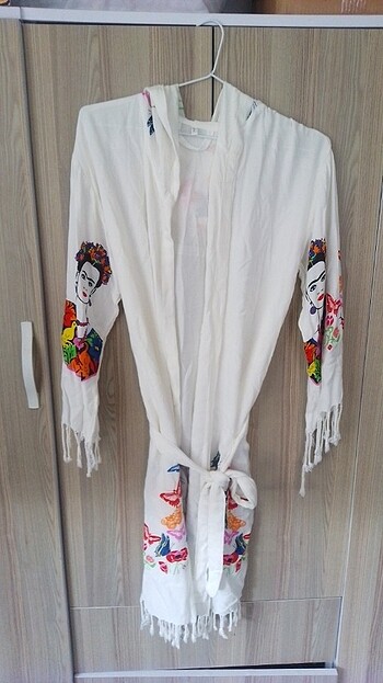 Kadın kellebek Desenli Kapşonlu Peştamal Plaj Yeleği
Bu ürünümüz - Görsel 2