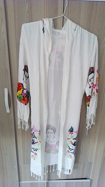 Kadın kellebek Desenli Kapşonlu Peştamal Plaj Yeleği
Bu ürünümüz - Görsel 3