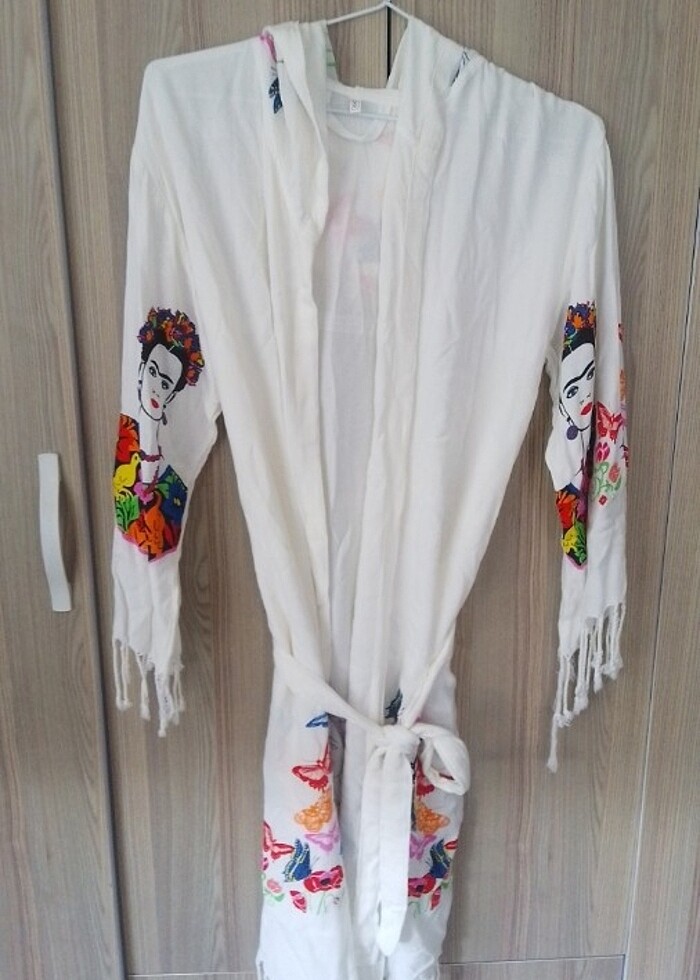 Kadın kellebek Desenli Kapşonlu Peştamal Plaj Yeleği
Bu ürünümüz - Görsel 2