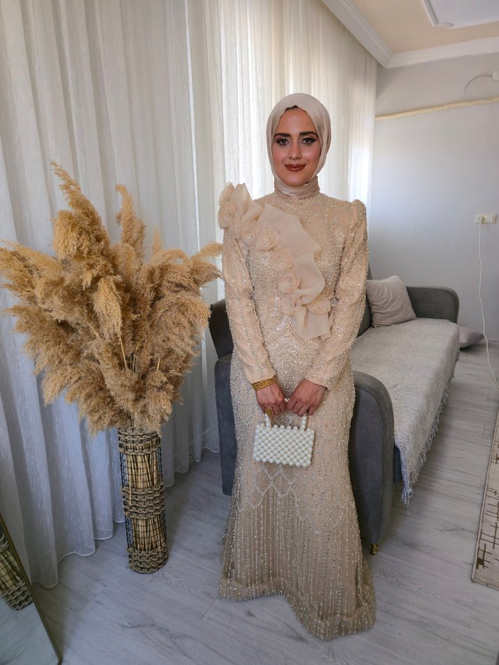 Bej Drapeli Uzun Kollu Yüksek Yakalı Kadın Abiye - Görsel 2