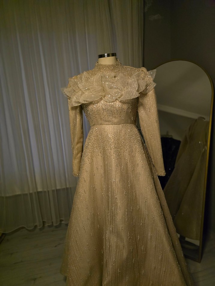 Uzun Kollu Nakışlı Vintage Bej Nişan Elbisesi - Görsel 3