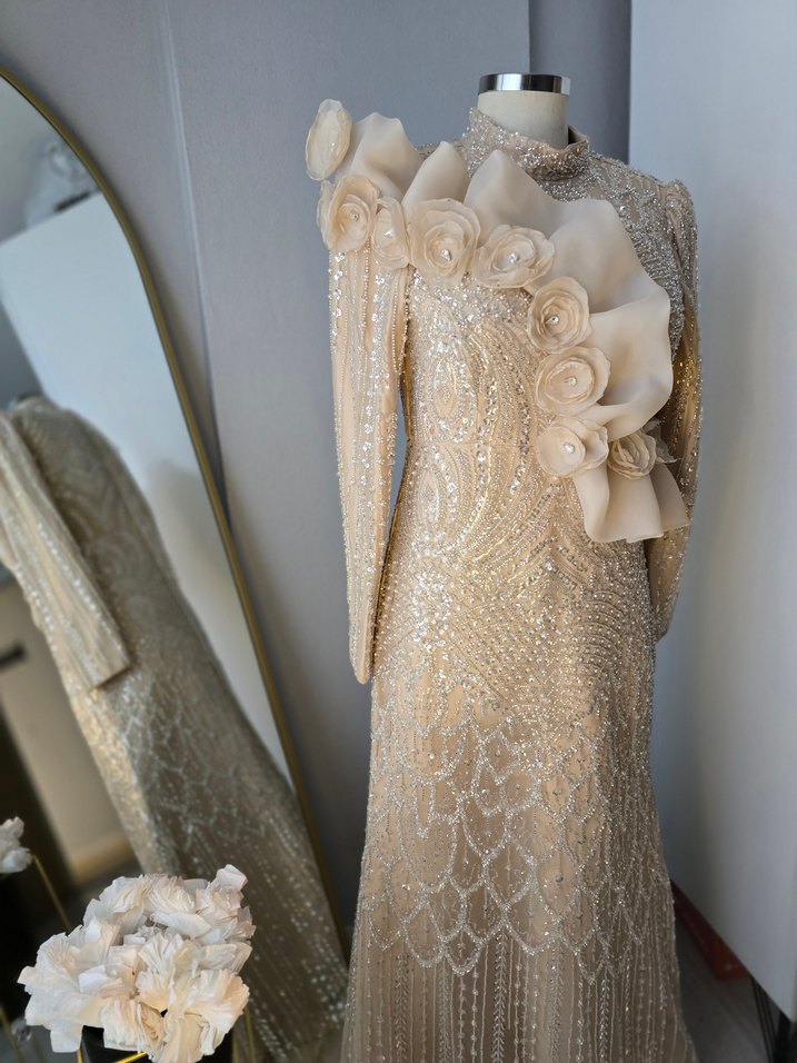 Uzun Kollu İşlemeli Beyaz Abiye Elbise - Görsel 4