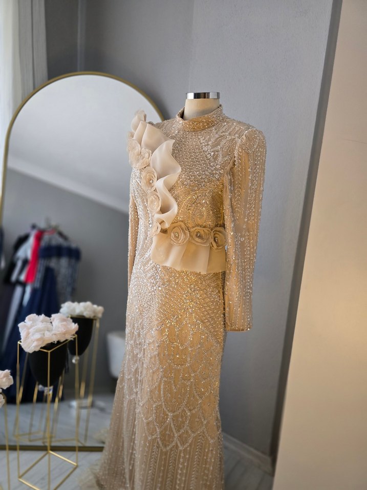 Uzun Kollu İşlemeli Beyaz Abiye Elbise - Görsel 3