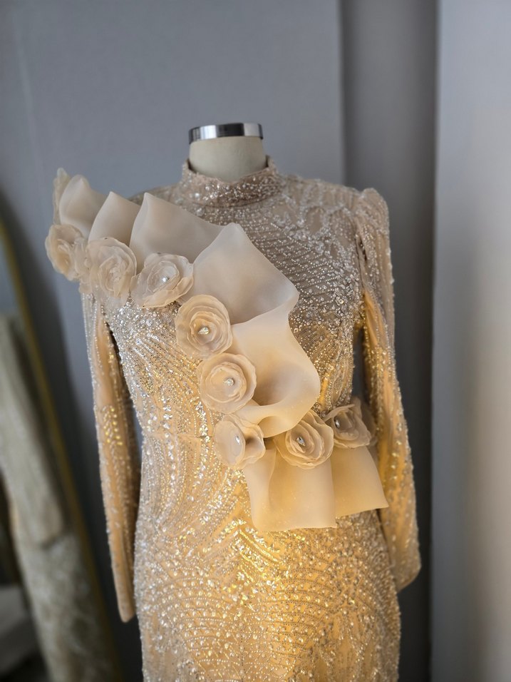 Uzun Kollu İşlemeli Beyaz Abiye Elbise - Görsel 2