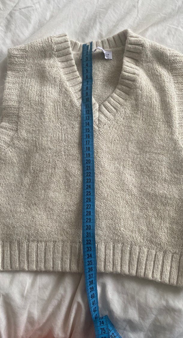 Bej V Yaka Örme Kolsuz Süveter - Görsel 4