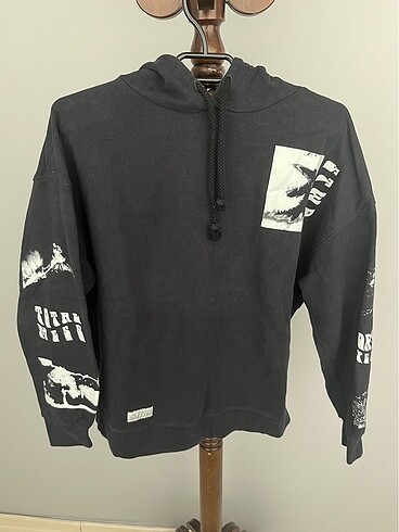 kapüşonlu sweatshirt