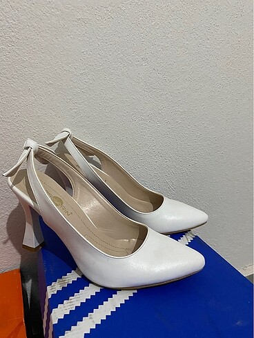 Beyaz topuklu stiletto