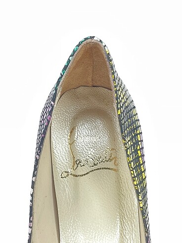 38 Beden çeşitli Renk Christian Louboutin Stiletto %70 İndirimli.