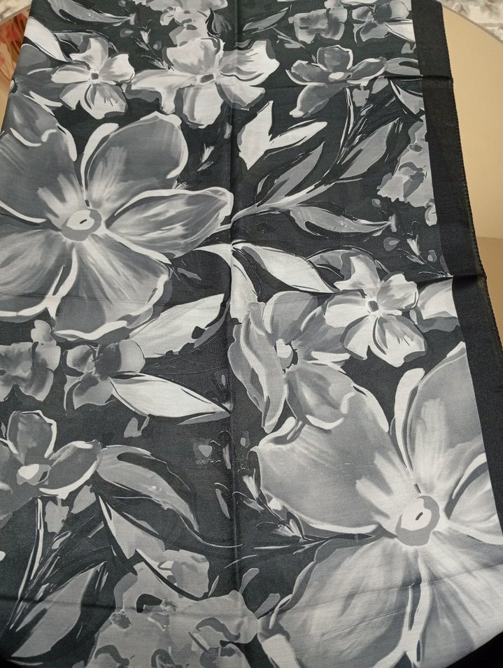 Gri Dökümlü Kadın eşarp - Görsel 3