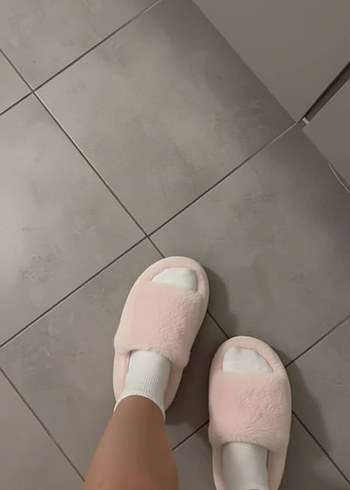 Diğer corap beyaz giyilmiş