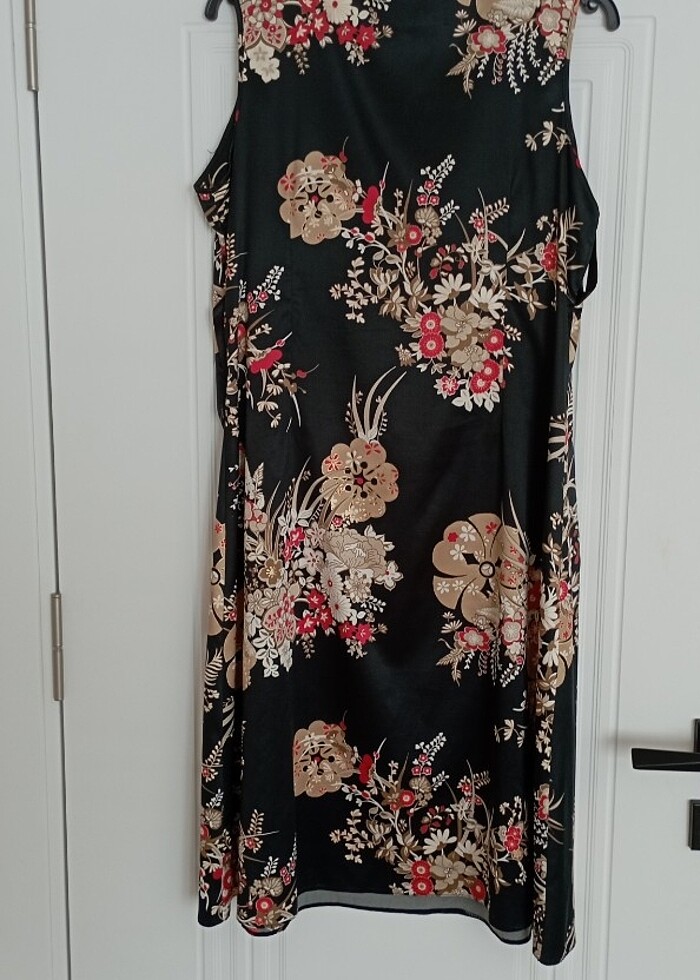 Siyah desenli kuşaklı saten abiye elbise - Görsel 3