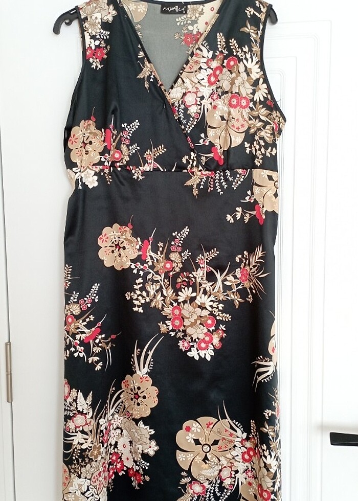 Siyah desenli kuşaklı saten abiye elbise - Görsel 2