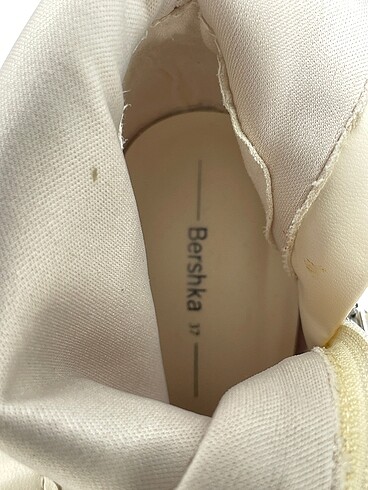 37 Beden beyaz Renk Bershka Bot %70 İndirimli.