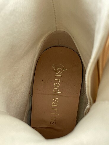 37 Beden beyaz Renk Stradivarius Bot %70 İndirimli.