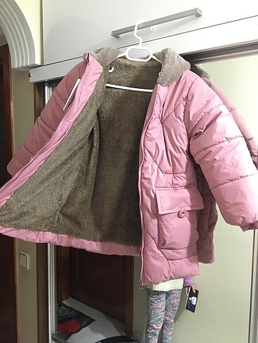 Diğer Peluş Astarı ve Kapüşonuyla Sıcacık Pembe Şişme Çocuk Mont