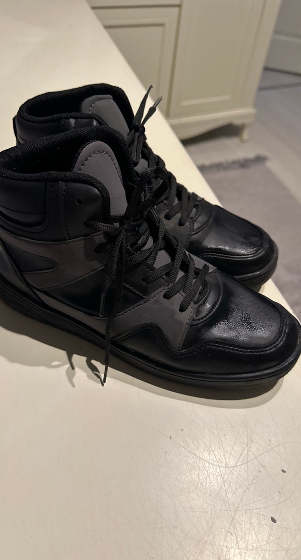 Siyah ve Gri Erkek Spor Ayakkabı Bağcıklı - Görsel 2