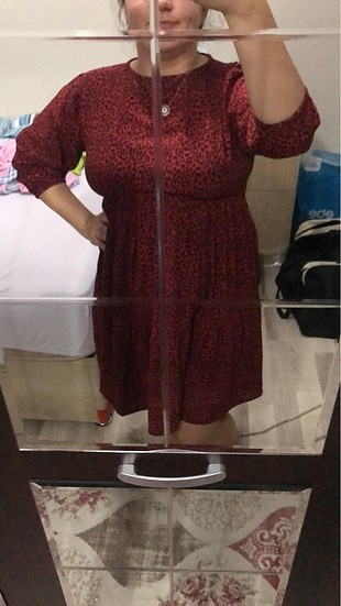 Kırmızı leoparlı ve bordo elbise
