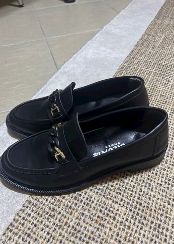 Joie Zincir Detaylı Siyah Deri Topuklu Loafer