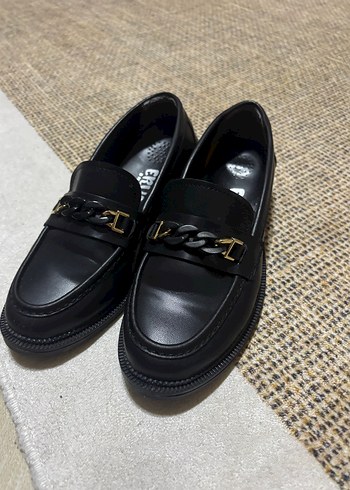 Zincir Detaylı Siyah Deri Topuklu Loafer