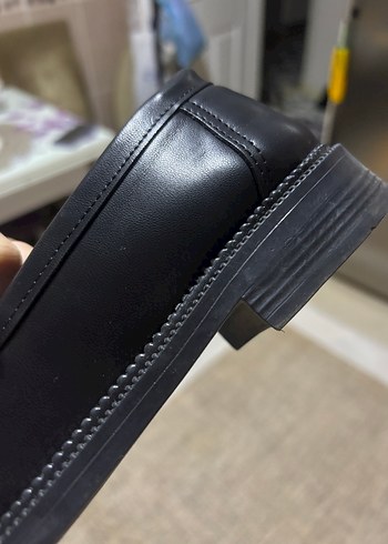39 Beden Zincir Detaylı Siyah Deri Topuklu Loafer