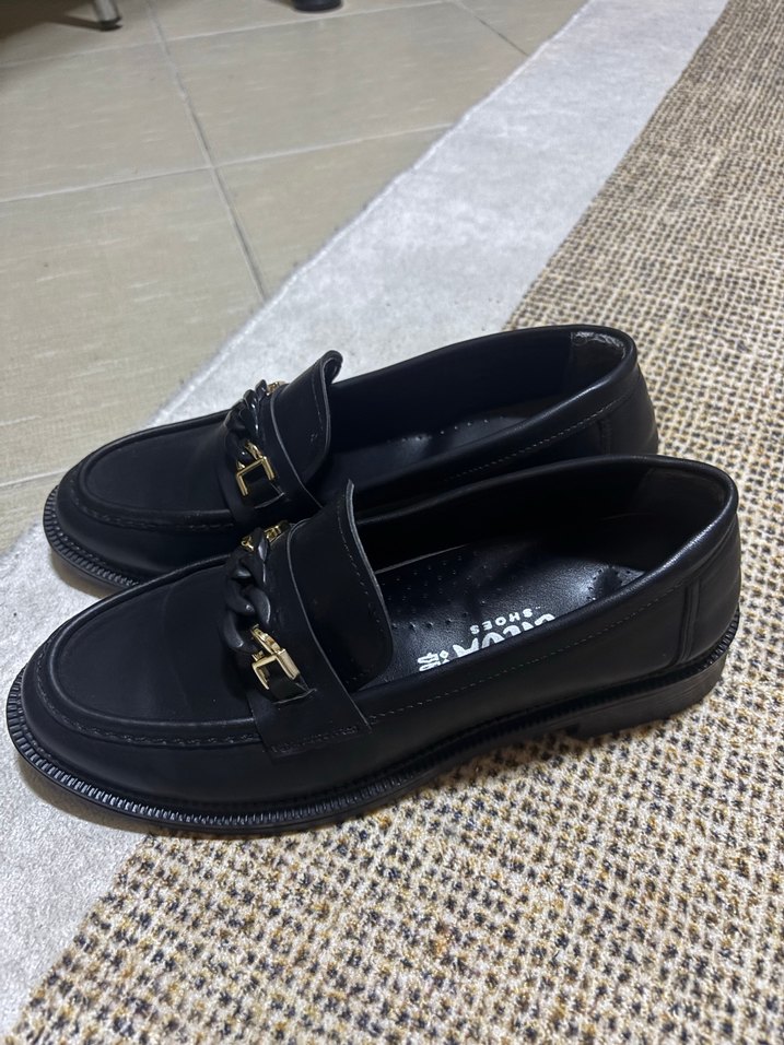 Zincir Detaylı Siyah Deri Topuklu Loafer - Görsel 2