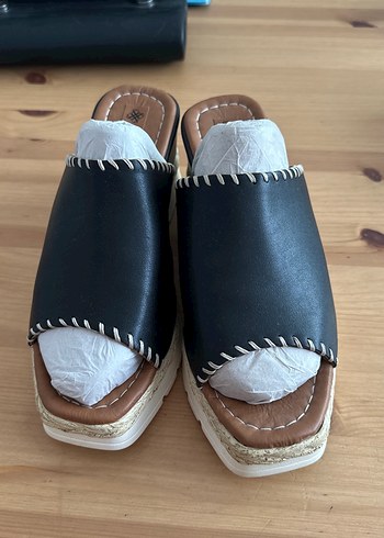 Siyah Dolgu Topuklu Kadın Sandalet