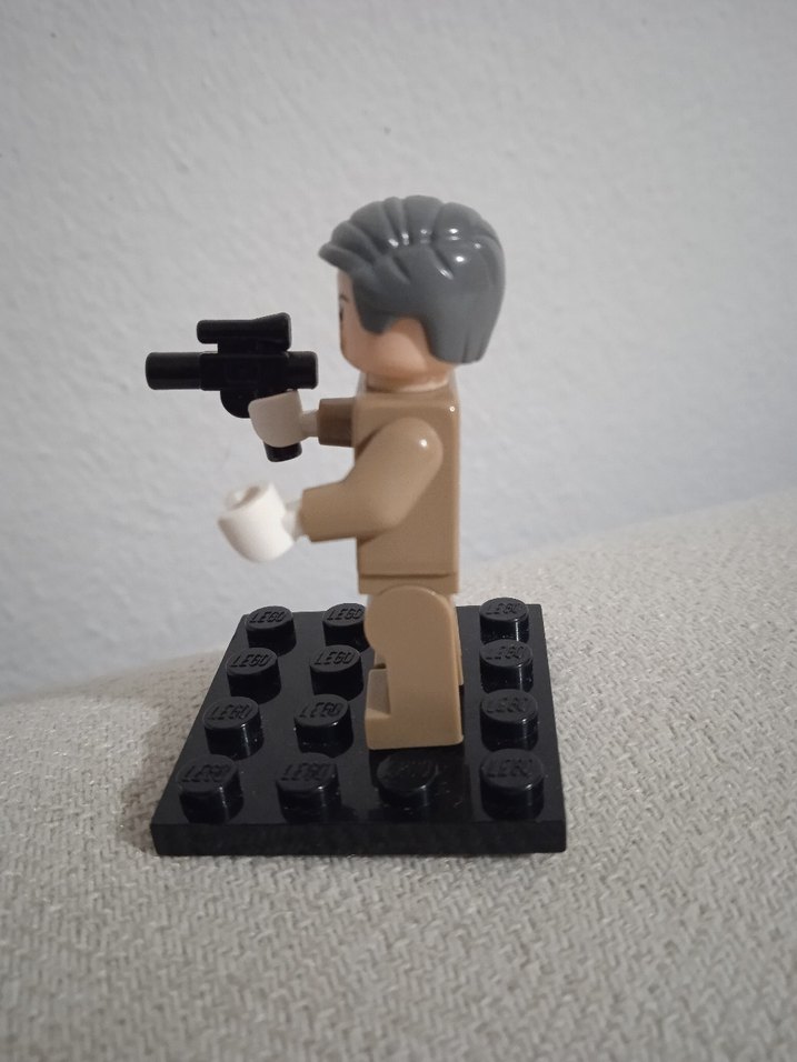 Bej ve Gri Lego Figür Silahlı. - Görsel 5