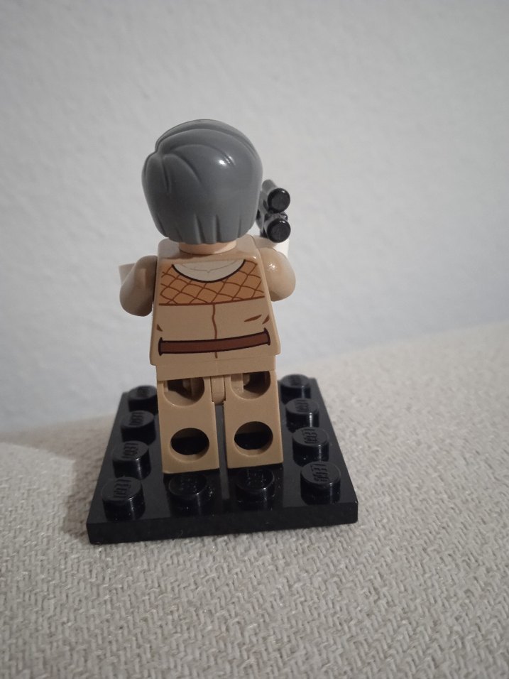 Bej ve Gri Lego Figür Silahlı. - Görsel 4