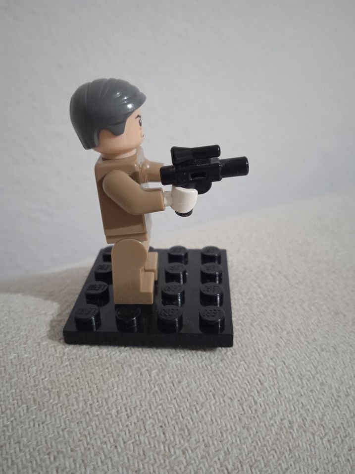 Bej ve Gri Lego Figür Silahlı. - Görsel 3