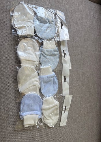 Mavi ve Beyaz Erkek Bebek Eldivenleri Velcro - Görsel 4