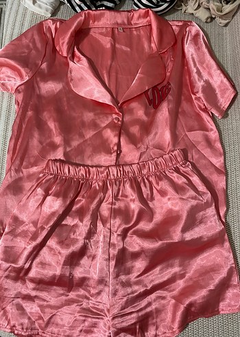Pembe Parlak Saten Kadın Şortlu Pijama Takımı