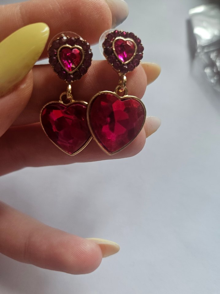 Kırmızı Kalp Desenli Payetli Midi Küpeler - Görsel 2