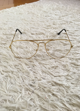 Şeffaf camlı gözlük