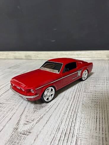 Kırmızı muhteşem mustang ses bombası