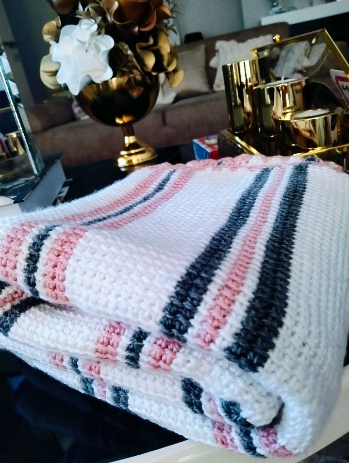 Çizgili Pembe Gri Örgü Kız Bebek Battaniyesi - Görsel 3