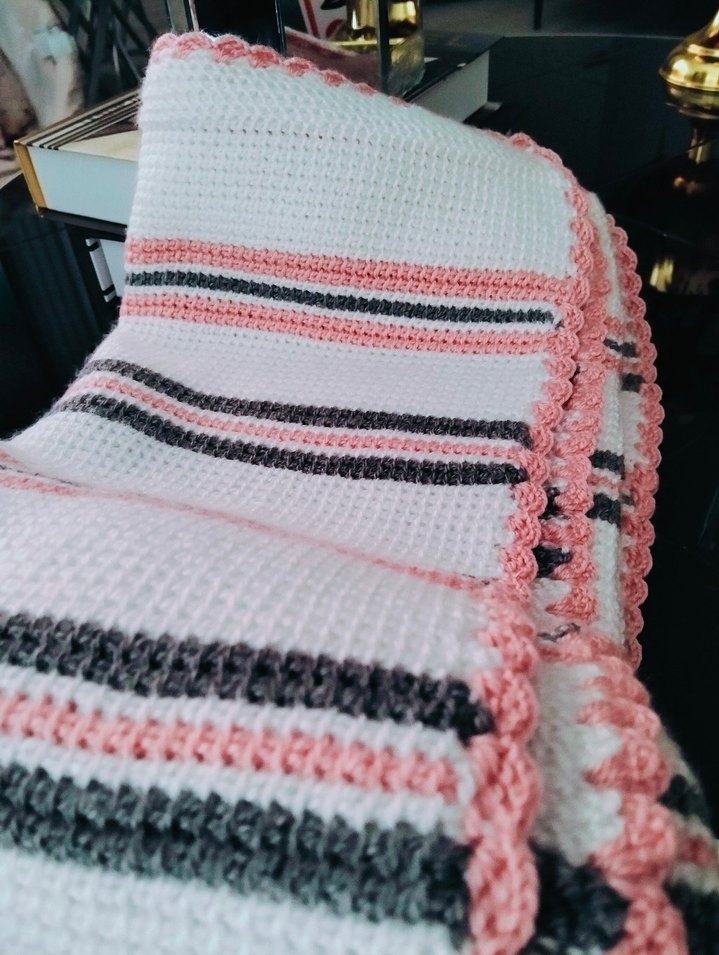 Çizgili Pembe Gri Örgü Kız Bebek Battaniyesi - Görsel 2