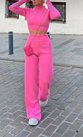 Pembe triko takım