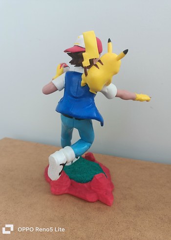 Beden Renk Renkli Pokemon Ash ve Pikachu Figürü