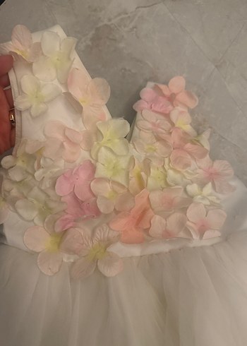 Çiçekli Fırfırlı Beyaz Kız Elbisesi - Görsel 2