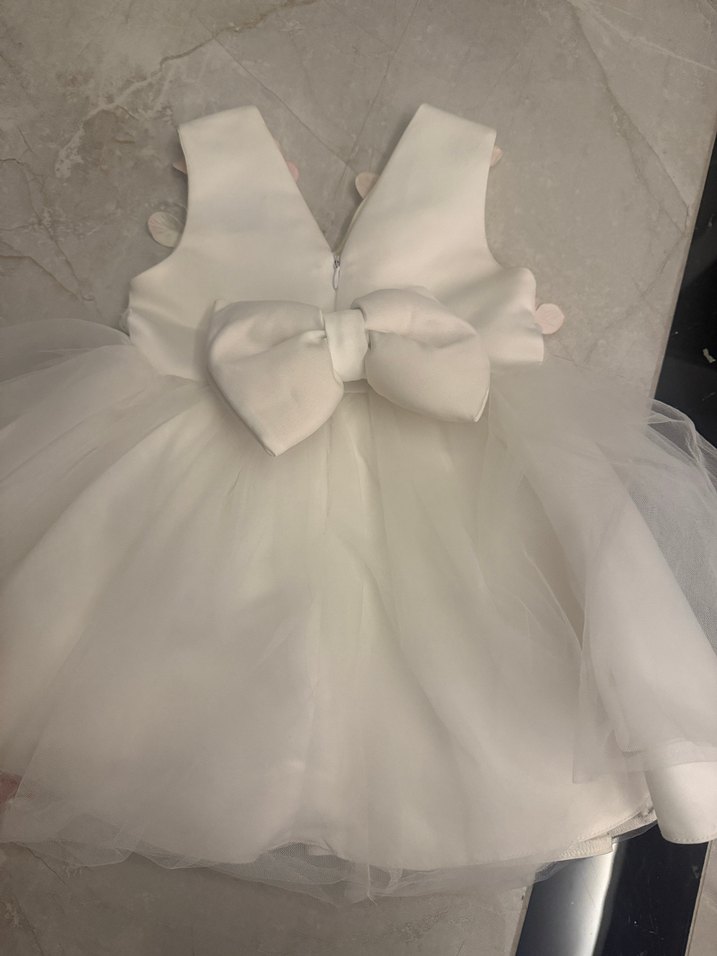 Çiçekli Fırfırlı Beyaz Kız Elbisesi - Görsel 3