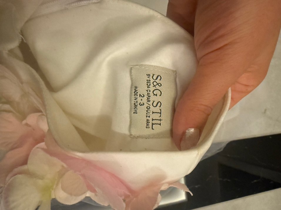 Çiçekli Fırfırlı Beyaz Kız Elbisesi - Görsel 4