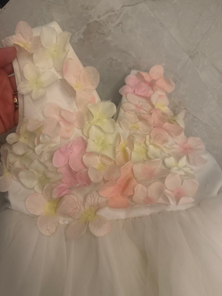 Çiçekli Fırfırlı Beyaz Kız Elbisesi - Görsel 2