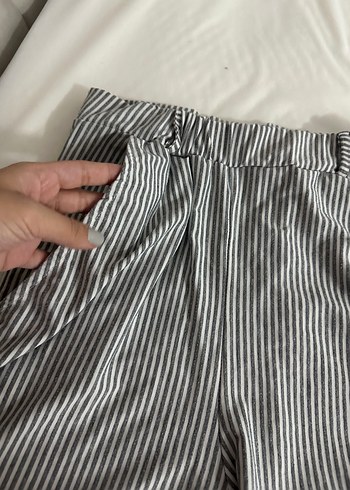 Gri Çizgili Keten Mini Şort - Görsel 3