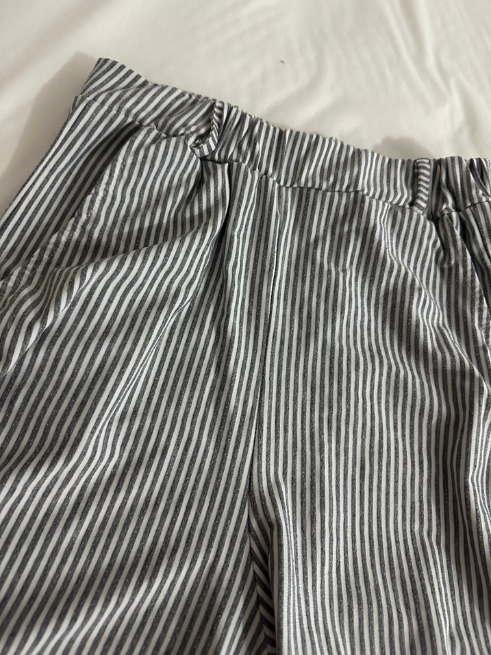 Gri Çizgili Keten Mini Şort - Görsel 2