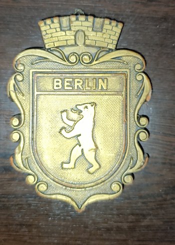 Berlin sehrinin logolu duvar levhadi