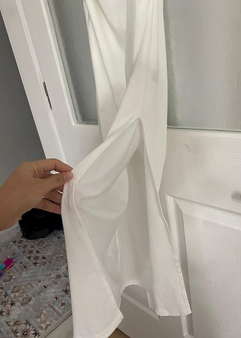 uzun dar kesim yırtmaçlı beyaz elbise - Görsel 3