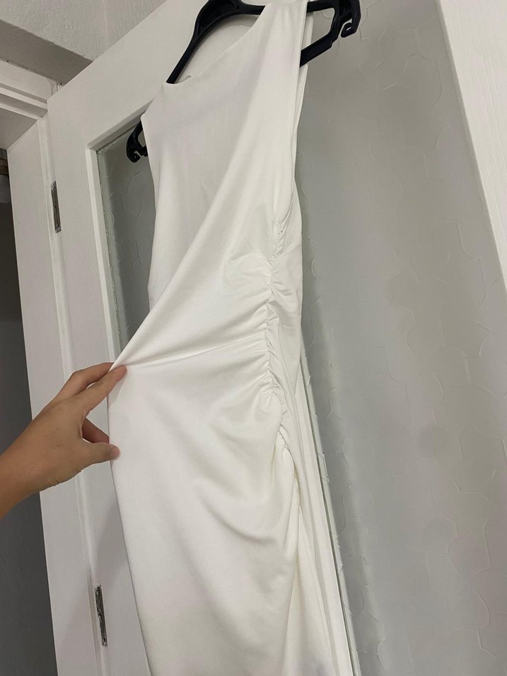 uzun dar kesim yırtmaçlı beyaz elbise - Görsel 2