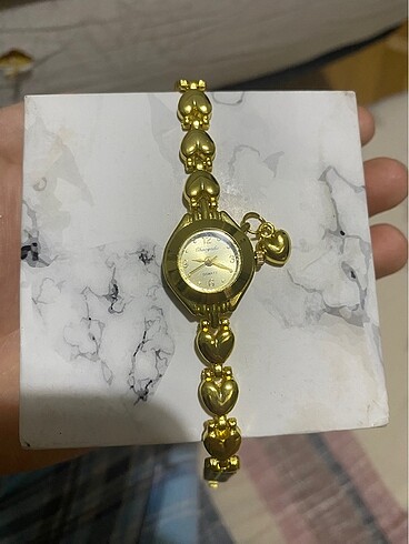 Gold kalplı charmlı saat